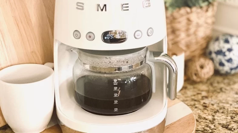 SMEG Drip Coffee Machine White Banner Photo
